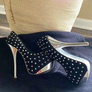 A Stunning pair of Black Velvet  Alba Stiletto Peep Toe Pumps. Size: 7.5